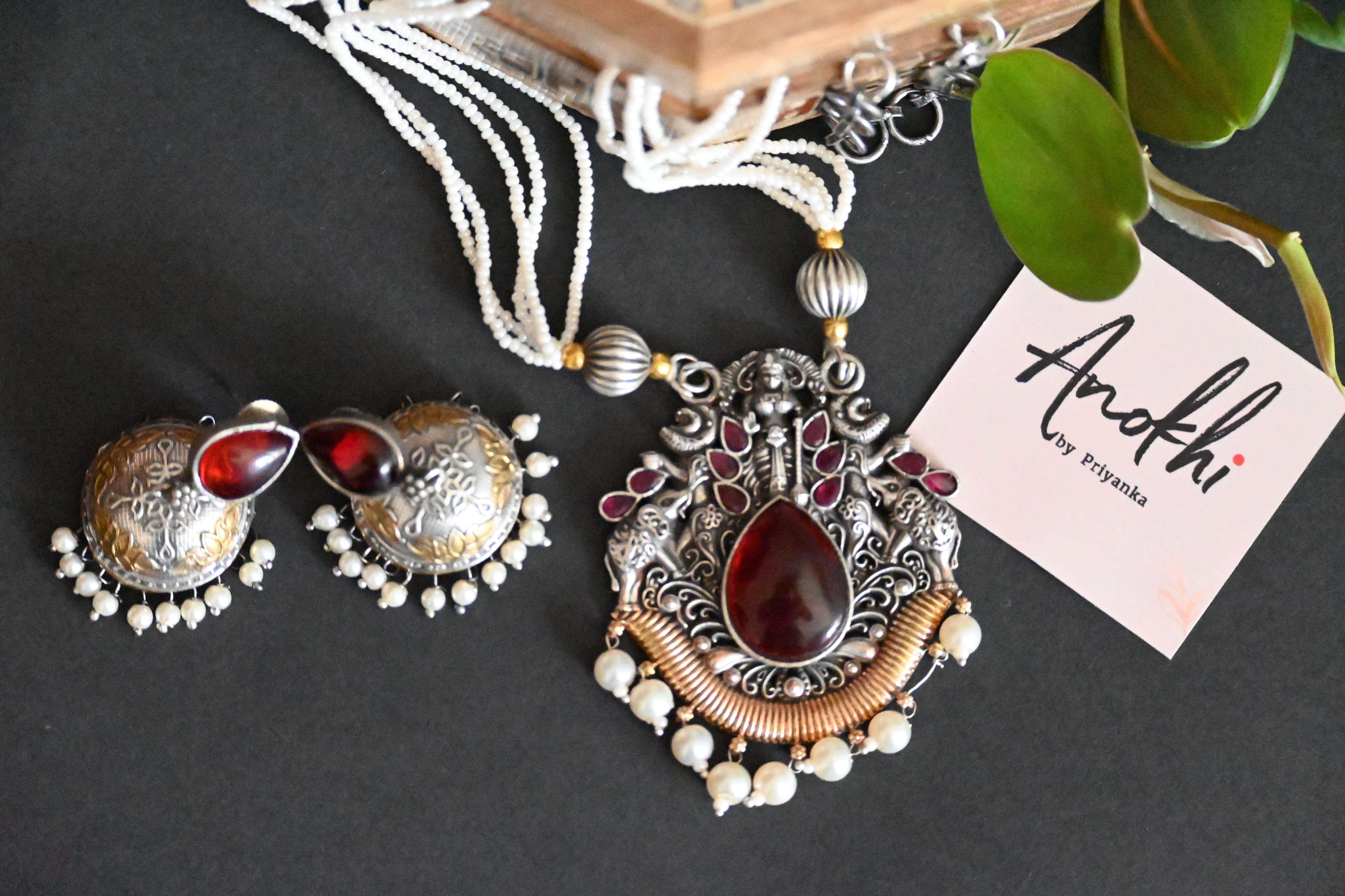 Neckless Set with light Red Monalisa stone