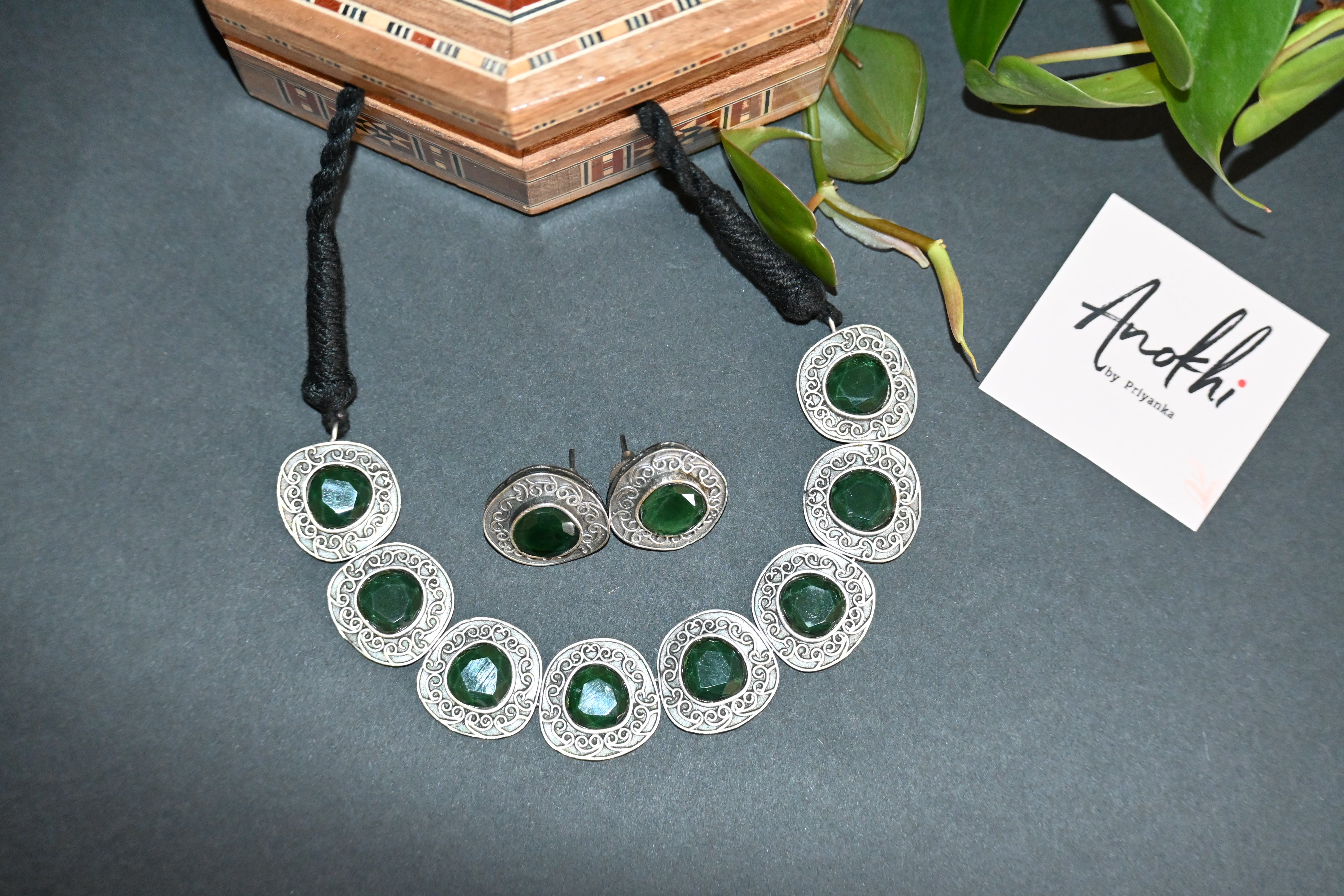 Neckless set with multipool green monalisa stone
