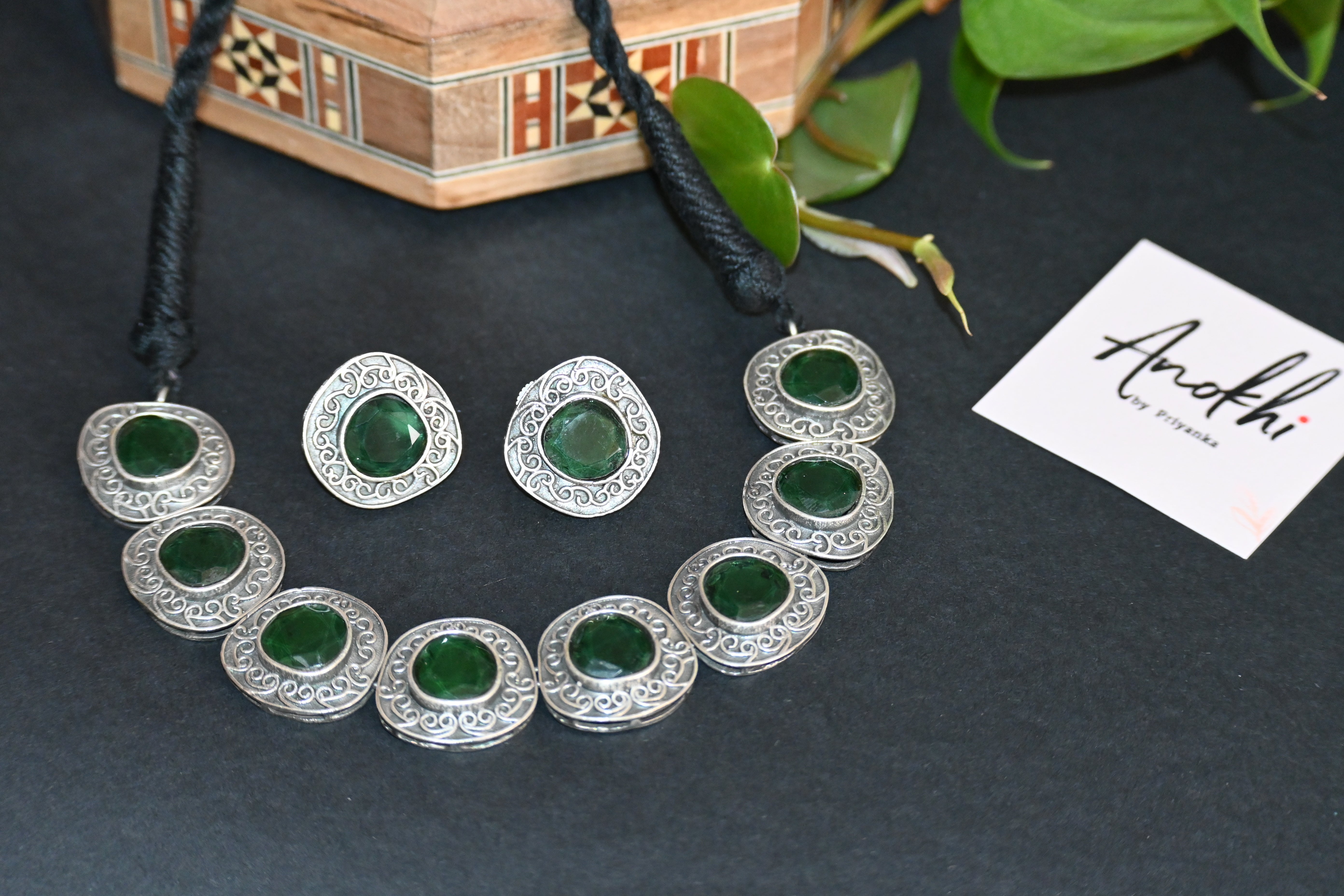 Neckless set with multipool green monalisa stone