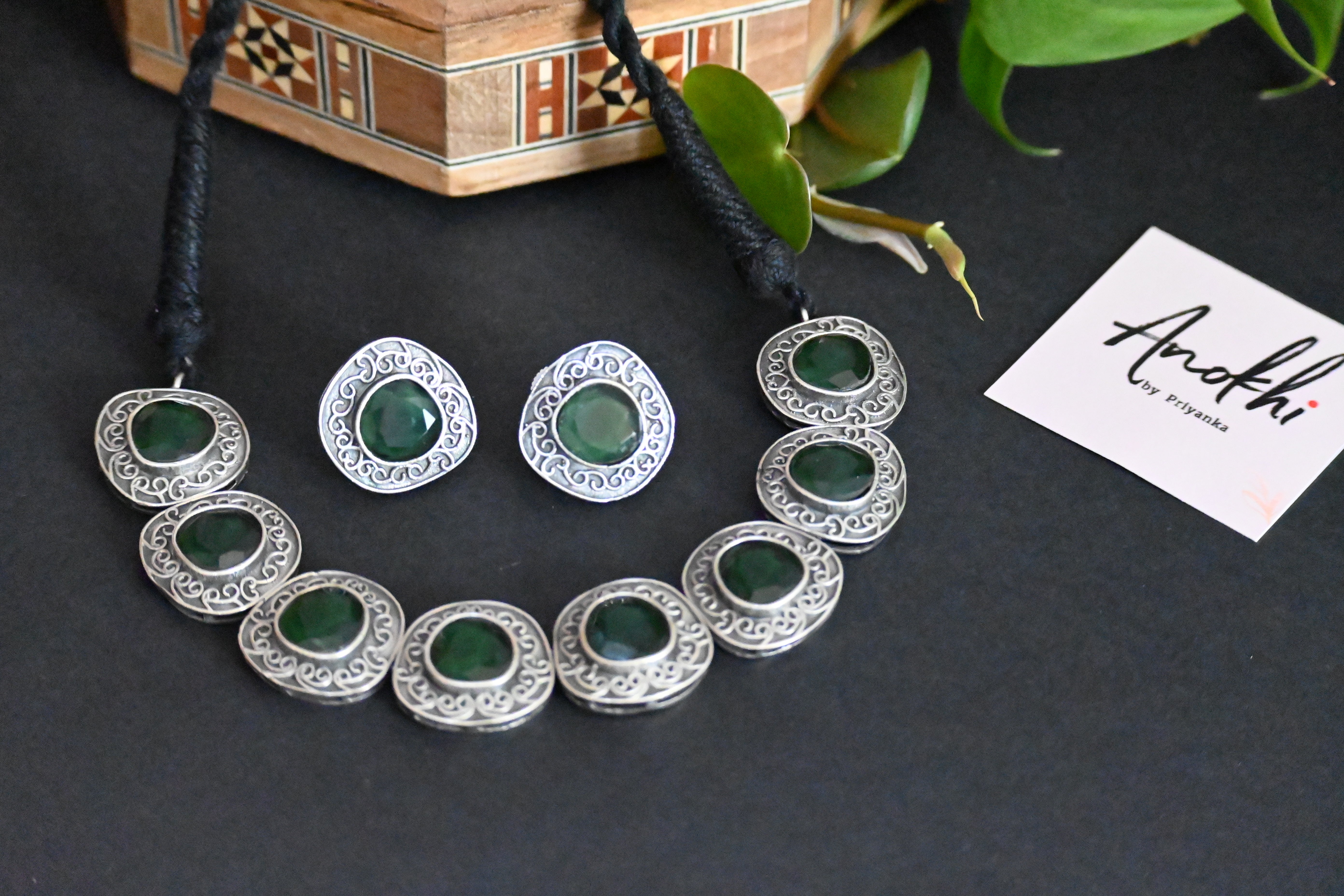 Neckless set with multipool green monalisa stone