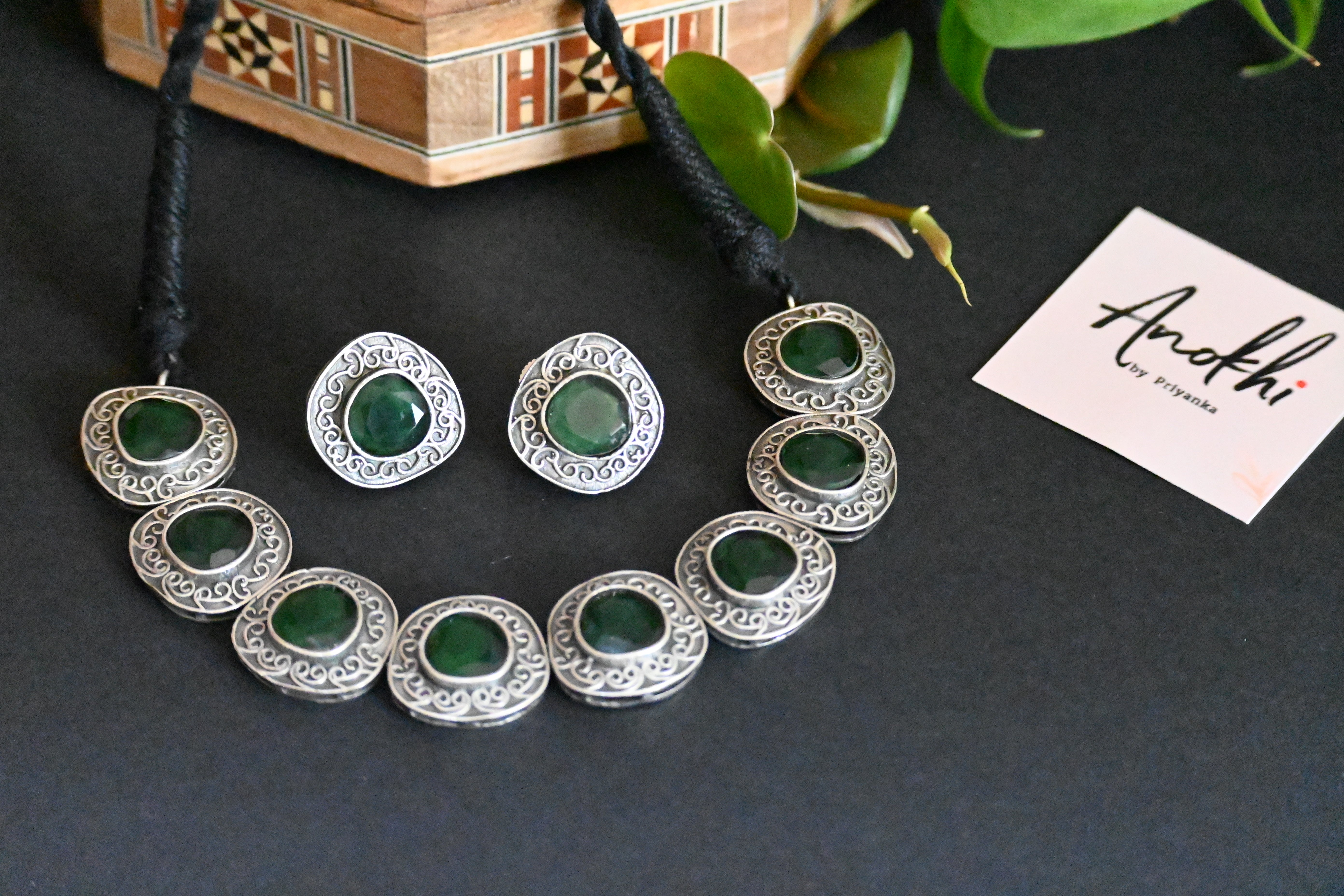 Neckless set with multipool green monalisa stone