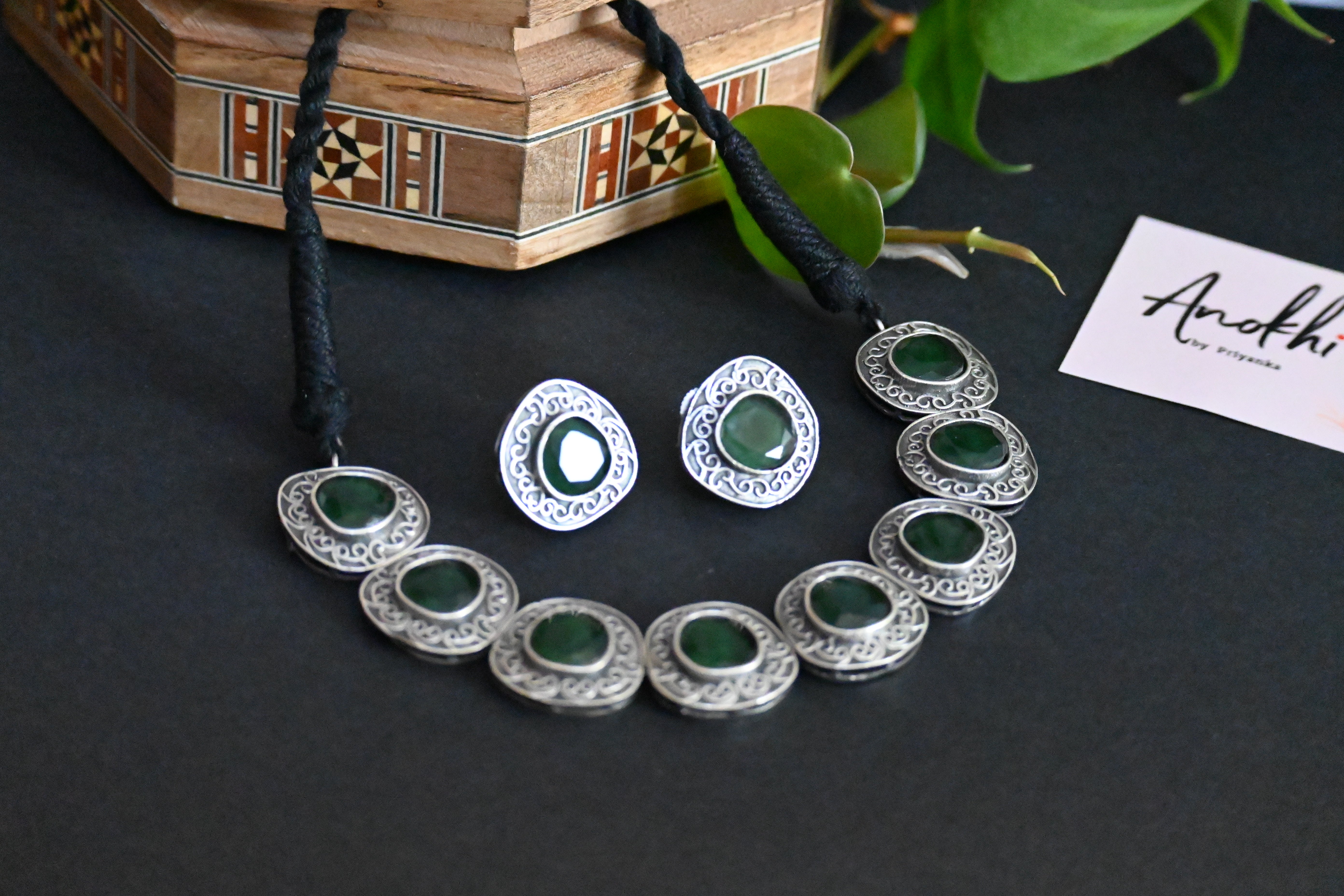 Neckless set with multipool green monalisa stone