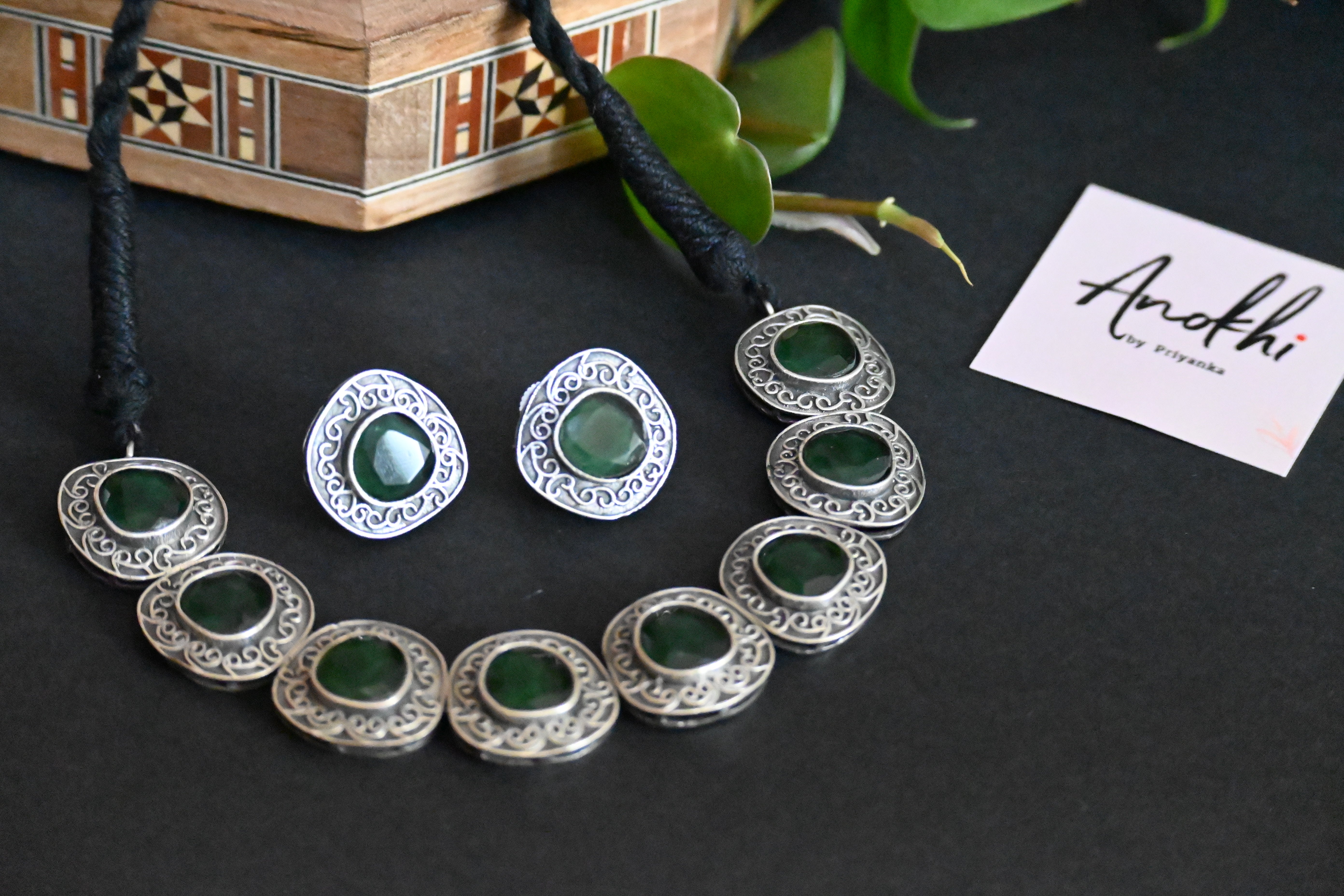 Neckless set with multipool green monalisa stone