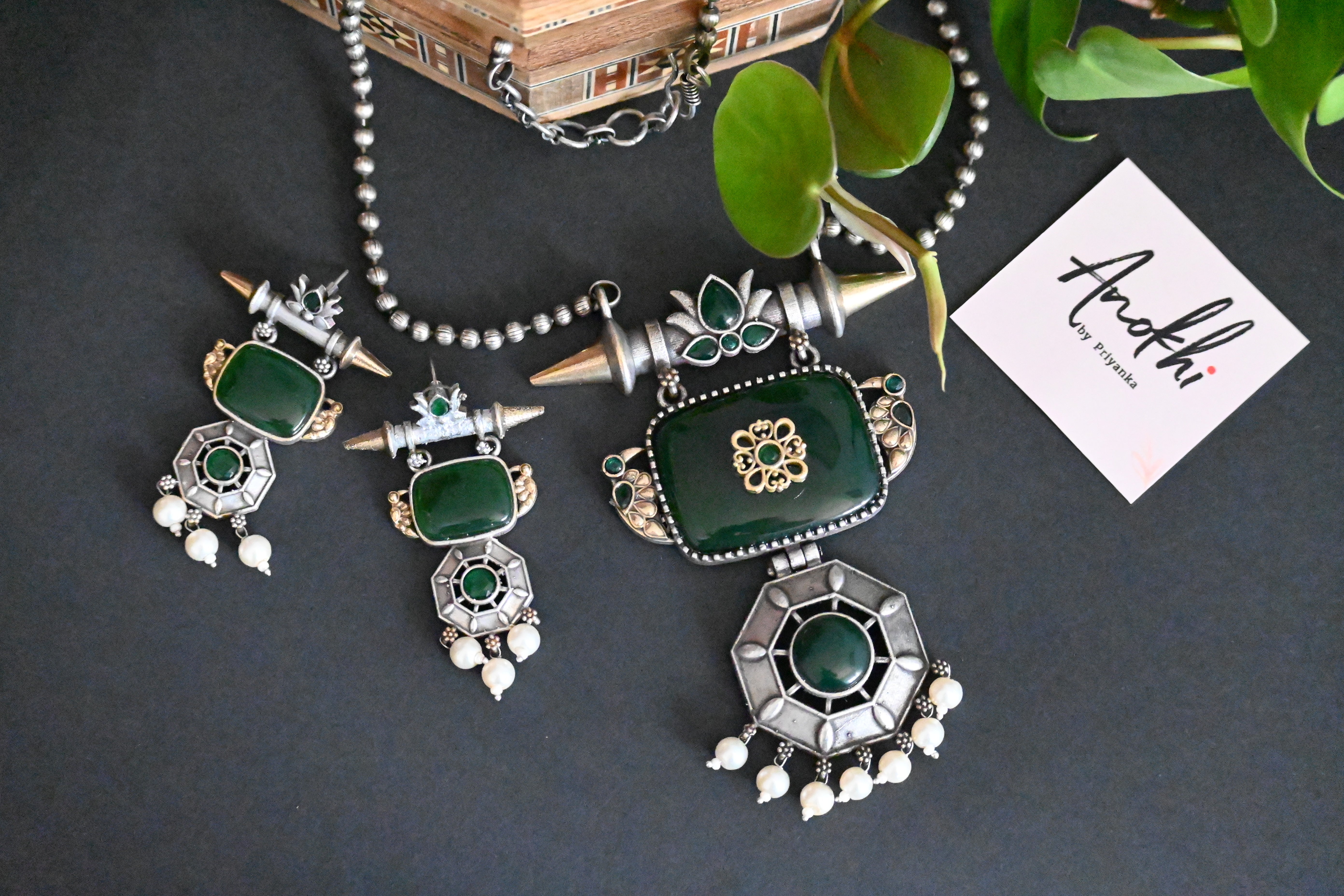 Neckless Set with Monalisa green stone