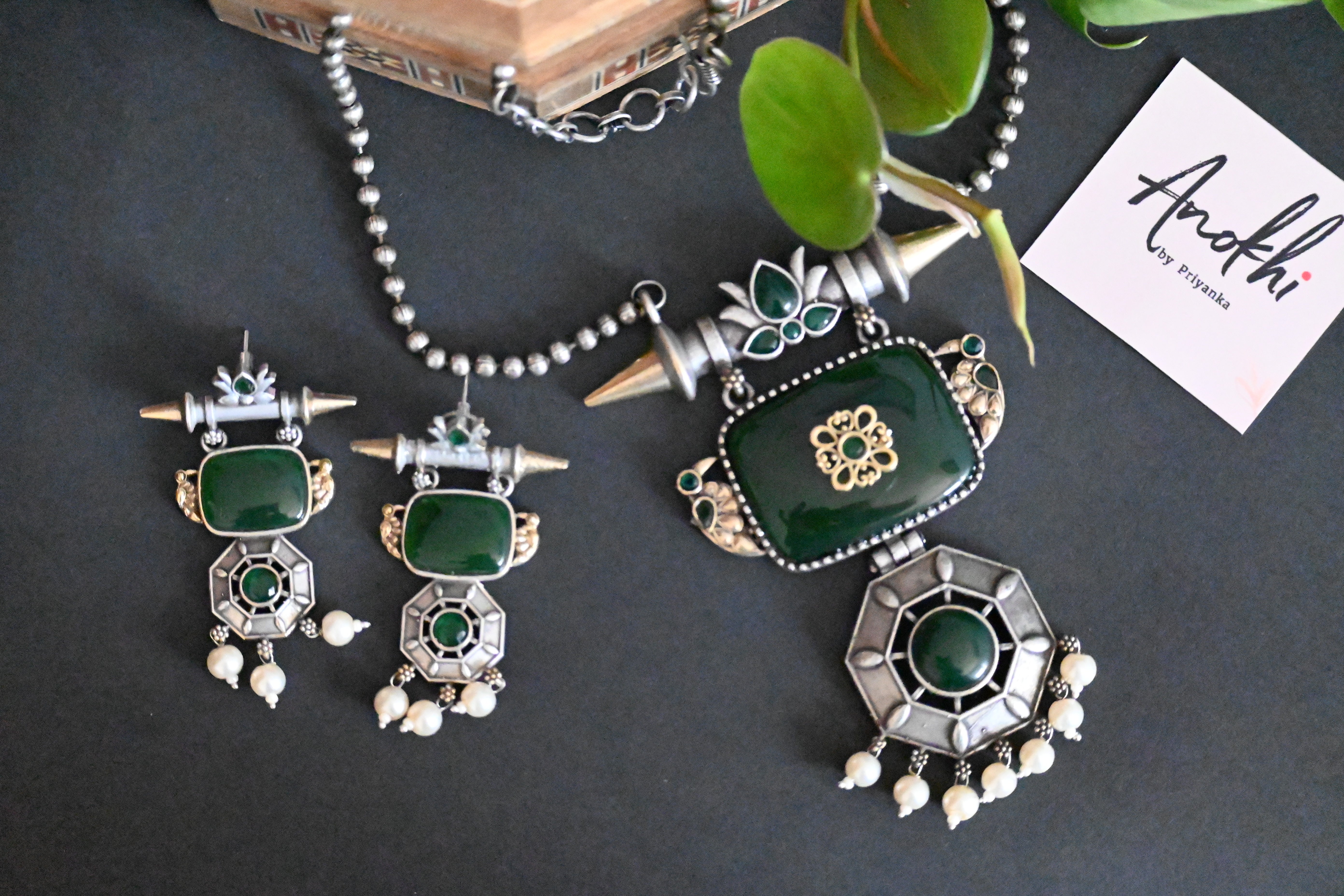 Neckless Set with Monalisa green stone