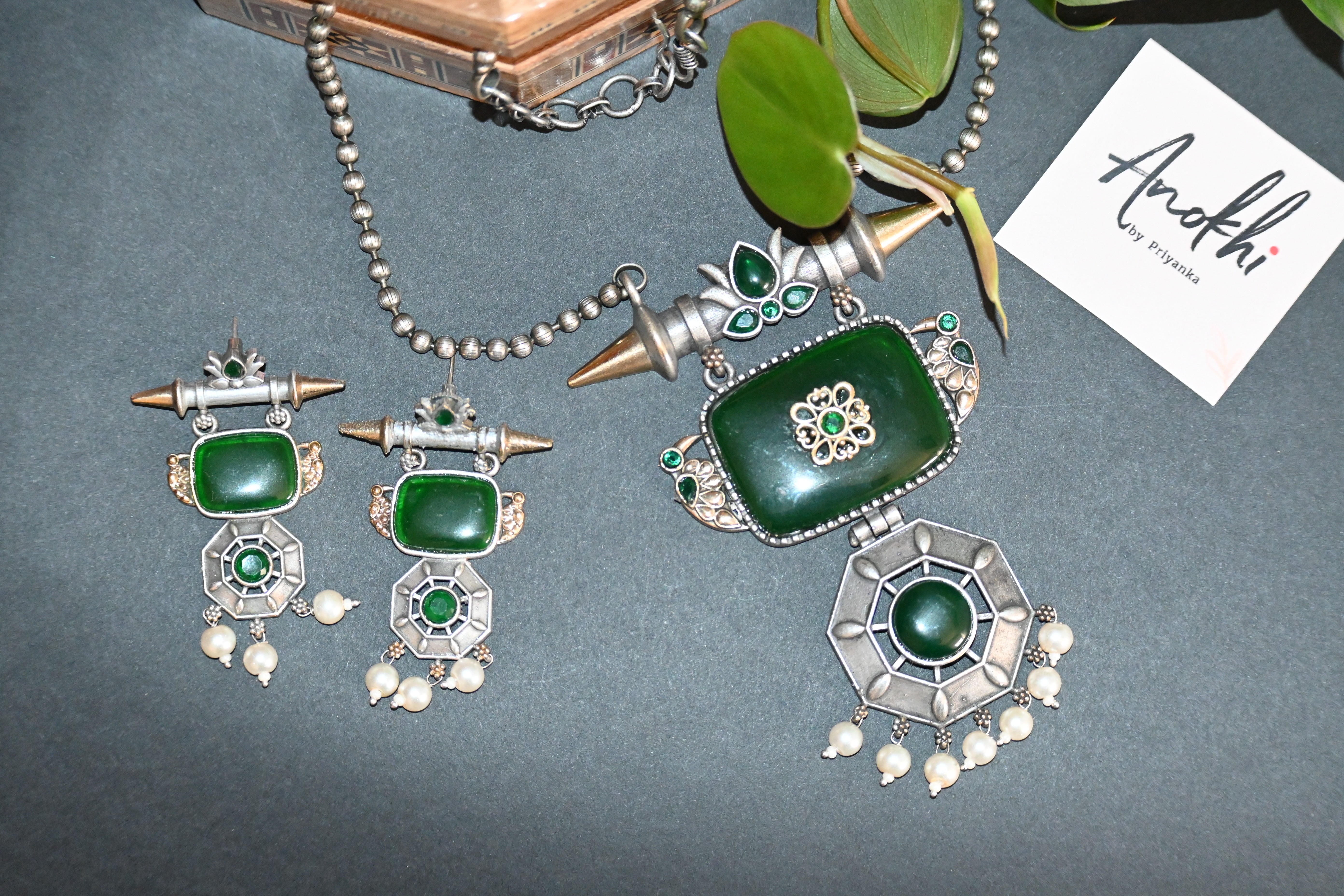 Neckless Set with Monalisa green stone
