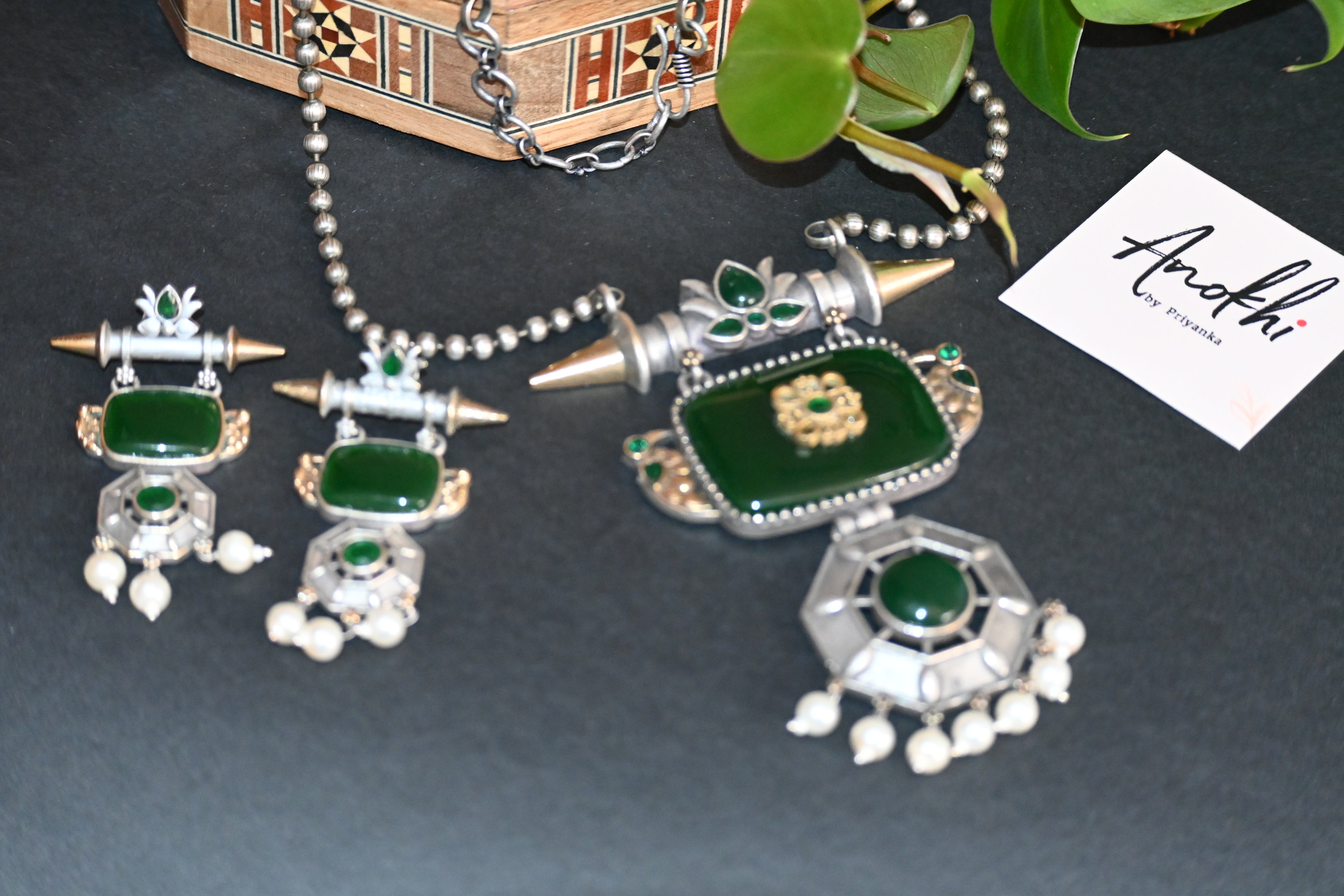 Neckless Set with Monalisa green stone