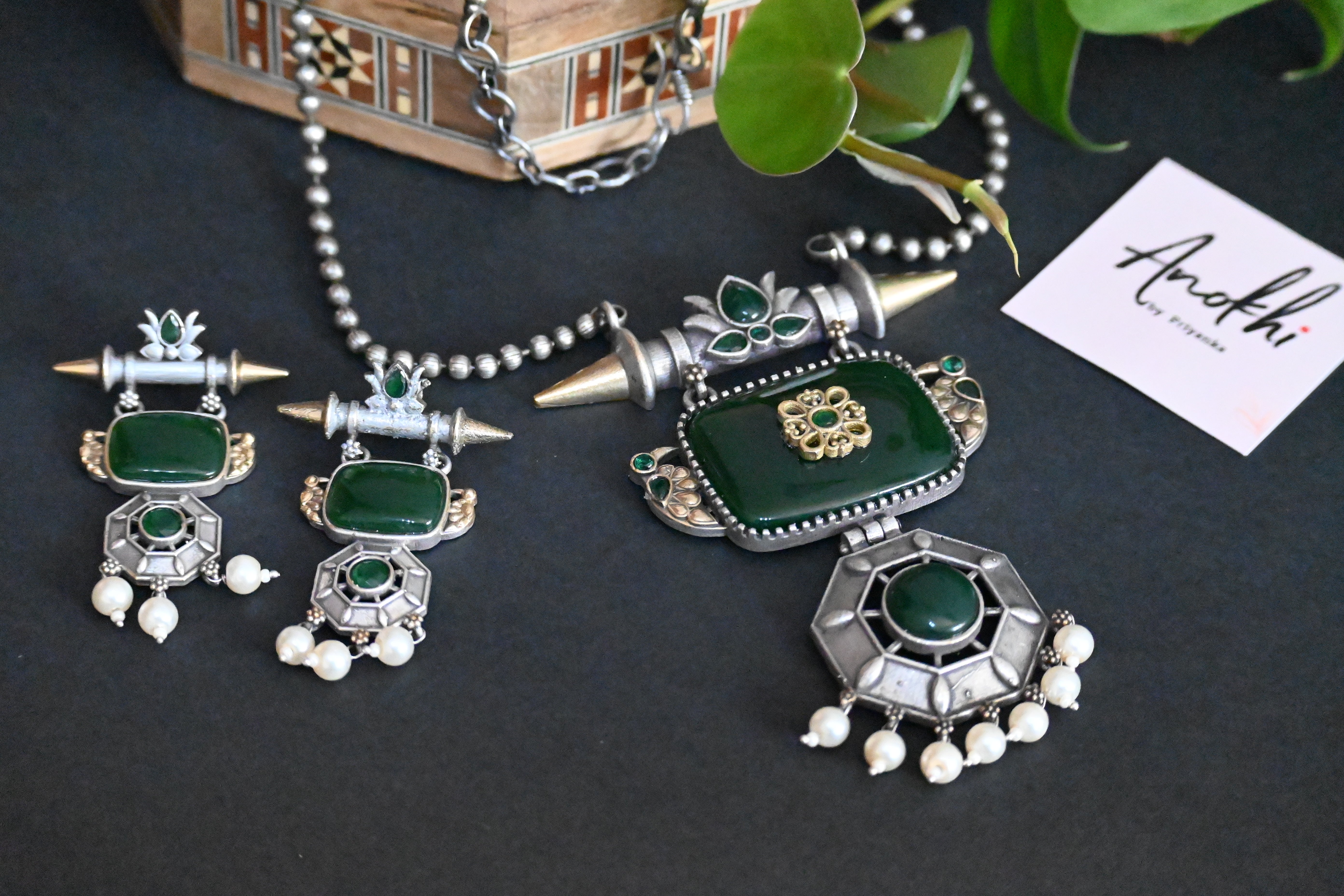 Neckless Set with Monalisa green stone