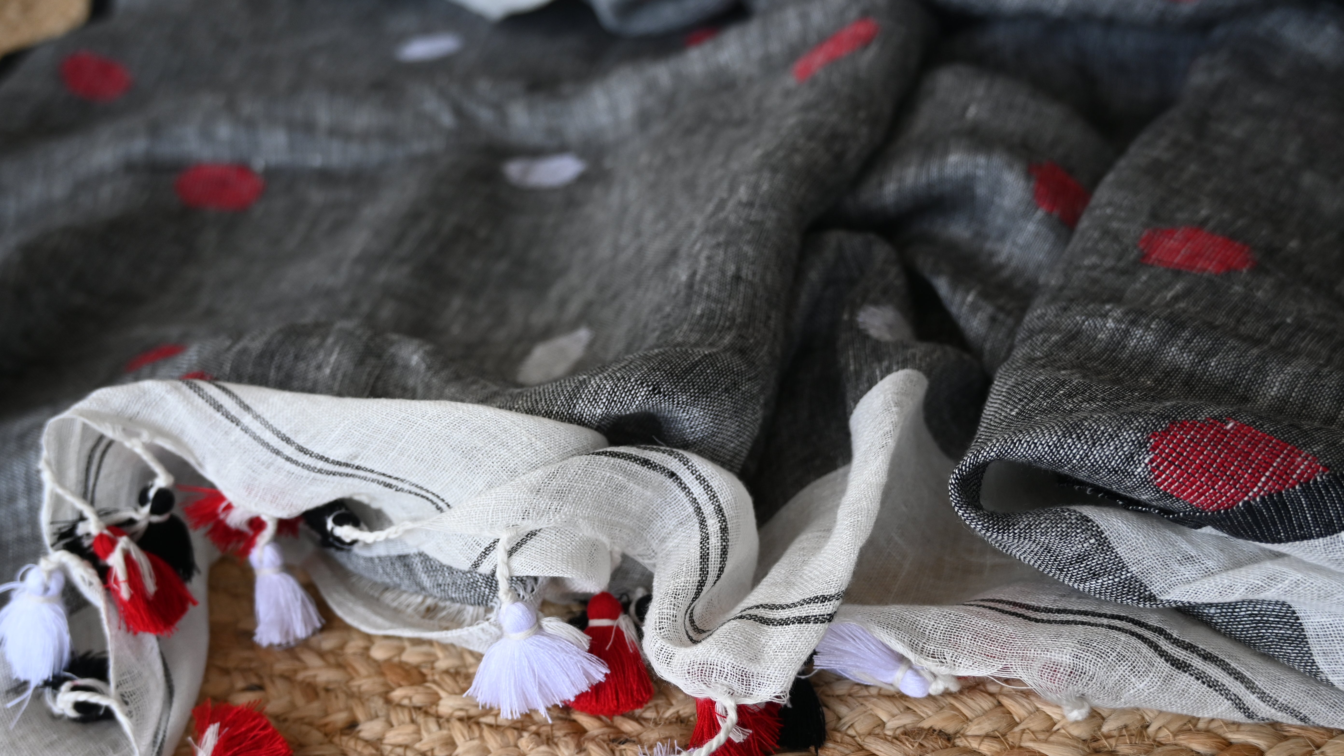 Pure White Linen All Body Buti With Grey Pallu Handwoven Saree